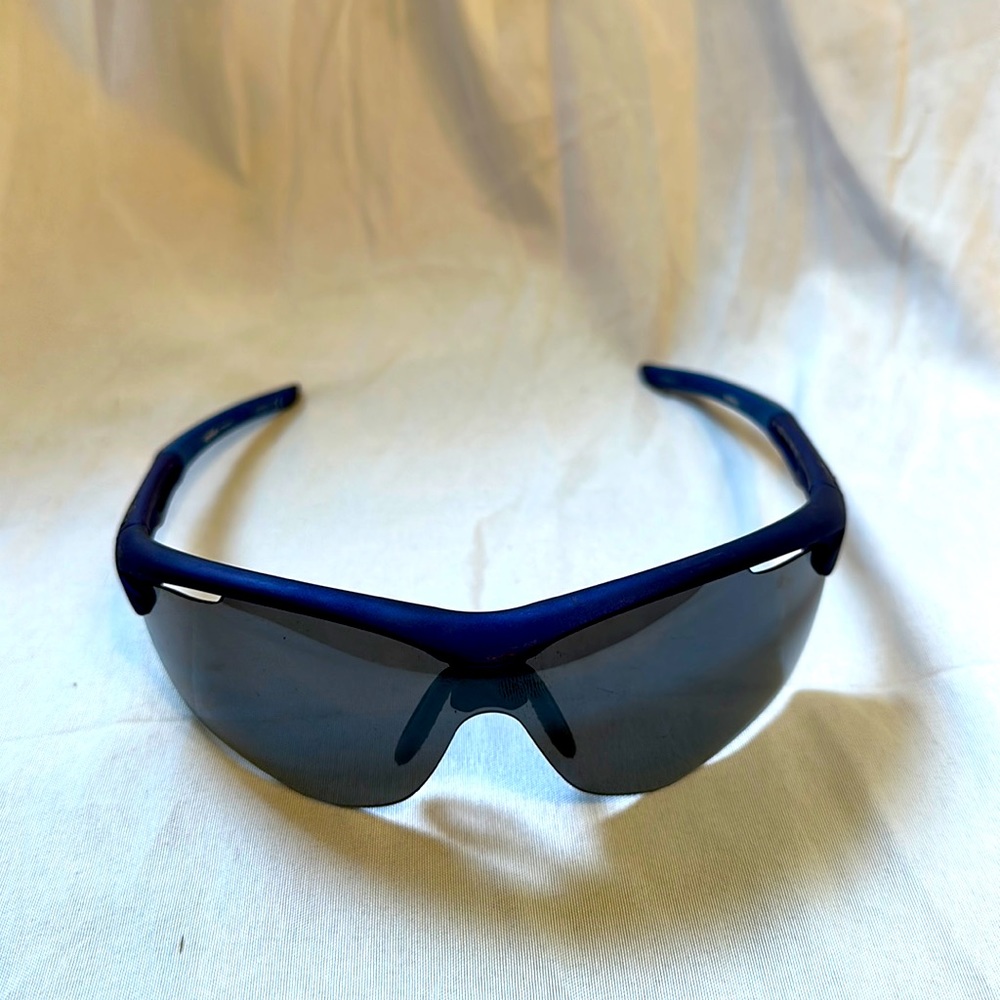 IRONMAN Unisex’s SIMB19910 Foster Grant 1803″ Sunglass, Navy, One Size